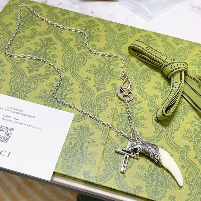 G*u*i necklaces
